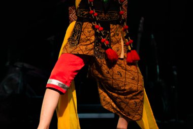 Tari Topeng Cirebon Geleneksel Maske Dans Detayları Dinamik Bacak Hareketi ve Dramatik Sahne Işığı, Yogyakarta, Endonezya, 3 Aralık 2025