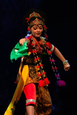 Tari Topeng Cirebon Geleneksel Maske Dansı 3 Aralık 2025 'te Batı Java' dan çarpıcı kostüm ve dramatik sahne aydınlatma, Yogyakarta, Endonezya