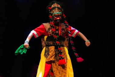 Batı Java 'dan Tari Topeng Maskeli Balosu Güçlü Kol Tekniği ve Dramatik Sahne Işıklandırma Atmosferiyle