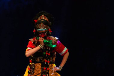 Batı Java 'dan Tari Topeng Cirebon Geleneksel Maske Dansı Etkileyici El hareketleri, Güçlü Vücut Tekniği ve Dramatik Sahne Işıklandırma Atmosferi