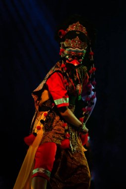 Tari Topeng Cirebon Geleneksel Maske Dansı Dramatik Alçak Işık, Süslü Kostüm, Etkileyici Poz ve Atmosferik Sahne Modeli