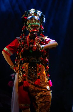 Tari Topeng Cirebon Geleneksel Maske Dansı Dramatik El Hareketi, Süslü Kostüm, Gösterişli Maske Karakteri ve Atmosferik Sahne Işığı