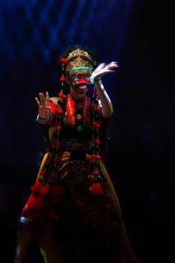 Tari Topeng Cirebon Geleneksel El Hareketli Maske Dansı, Süslü Kostüm, Dramatik Sahne Işığı ve Endonezya Kültürel Performans Atmosferi