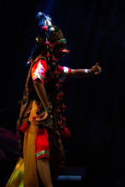 Tari Topeng Cirebon Geleneksel Maske Dansı Yan Profil Hareketi, Dramatik Alçak Anahtar Sahne Işıklandırması ve Otantik Endonezya Kültürel Atmosferi