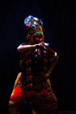 Tari Topeng Cirebon Geleneksel Maske Dans Performansı Etkileyici Hareketi, Dramatik Alçak Düzey Sahne Işığı ve Otantik Endonezya Kültürel Atmosferi