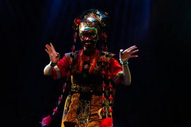 Tari Topeng Cirebon Geleneksel Endonezya Maskeli Dans Gösterisi Etkileyici El Hareketi, Süslü Kostüm ve Dramatik Sahne Işığı