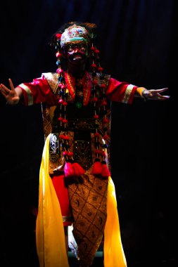 Batı Java Endonezya 'dan geleneksel Endonezya Maskeli Dansı Tari Topeng Klana Performansı