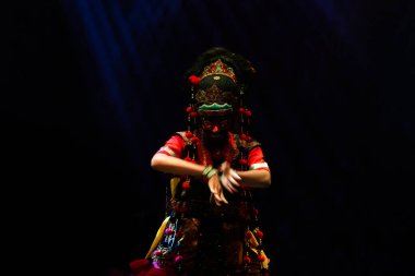 Geleneksel Endonezya Maskeli Dansı Tari Topeng Klana Dramatik Sahne Işığı Batı Cava Kültürü Performansı