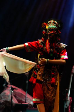 Batı Cava Kültürü 'nden geleneksel Endonezya Maskeli Dans Performansı Tari Topeng Klana