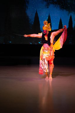 Rahwana, Wayang Wong Rama Shinta Dans Tiyatrosu 'nda Keris tutuyor. Dramatik Alçak Ses Sahne Fotoğrafçılığı ve Geleneksel Cava Kostümü, Yogyakarta, Endonezya, 9 Nisan 2022