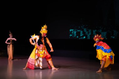 Rahwana Jatayu ile savaşıyor Wayang Wong Rama Shinta 'da Shinta' yı korurken dans draması, Yogyakarta, Endonezya, 9 Nisan 2022