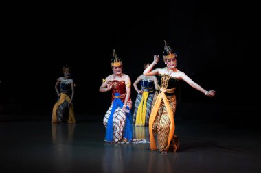 Shinta ve Kadın Dansçılar Wayang Wong Rama Shinta, Zarif El hareketleri, Geleneksel Sahne Işığı, Yogyakarta, Endonezya, 9 Nisan 2022