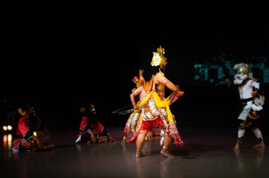 Rahwana, Wayang Wong Ramayana Dans Tiyatrosu, Yogyakarta, Endonezya, 9 Nisan 2022 'de Hanoman ile karşılaşır.