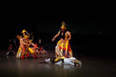 Rahwana, Wayang Wong Ramayana Dans Draması 'nda Hanoman' ı yendi. Dramatik Alçak Ses Sahne Işığı, Yogyakarta, Endonezya, 9 Nisan 2022