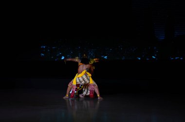 Rahwana, Wayang Wong Ramayana Dans Draması 'nda Hanoman' ı yendi. Dramatik Alçak Ses Sahne Atmosferi, Yogyakarta, Endonezya, 9 Nisan 2022