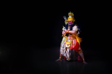 Rahwana, Wayang Wong Ramayana 'da Ramayana Dans Drama Rama Shinta ile yüzleşiyor. Low Key Işıklandırma ve Dramatik Sahne Atmosferi, Yogyakarta, Endonezya, 9 Nisan 2022