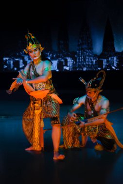 Rama ve Kumandan Wayang Wong Ramayana Dans Draması, Dramatik Aydınlatma ile Klasik Cava Sahne Performansı, Yogyakarta, Endonezya, 9 Nisan 2022