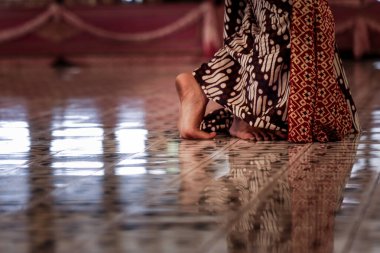 Tari Golek Ayun Cava Dansı Yalınayak Ayaklar, Batik Kostüm Detayları ve Serene Sarayı Zemin Yansıması, Yogyakarta Şehri, Endonezya, 7 Ekim 2023