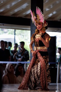 Tari Güek Ayun Ayun Klasik Cava Dans Sarayı Performansında Saf El Hareketi ve Zarif Hareket, Yogyakarta, Endonezya, 7 Ekim 2023