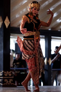 Wayang Wong Mahabharata Sarayı 'nda Dewi Tambangwati Yogyakarta Kraton, Yogyakarta, Endonezya' da dans, 7 Ekim 2023