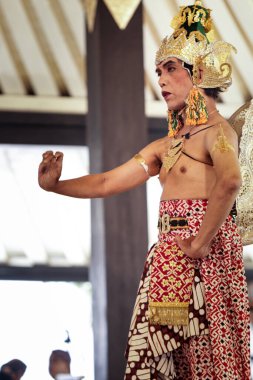Kresna, Wayang Wong Mahabharata 'da kutsal jestler sergiliyor Kraton Yogyakarta Sarayı, Yogyakarta Şehri, Endonezya, 7 Ekim 2023