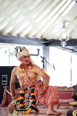 Wayang Wong Mahabharata 'daki Gatotkaca Power Poose Kraton Yogyakarta Sarayı, Yogyakarta, Endonezya, 7 Ekim 2023