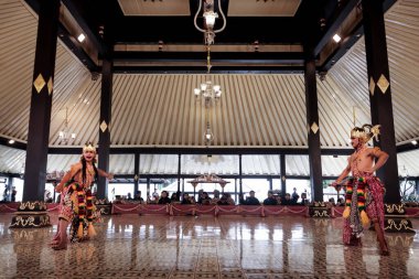 Wayang Wong Mahabharata Düellosu Alap Alapan Siti Sendari Dans Tiyatrosu 'nda Dasakendra ve Setyaki' yi gösteriyor, Yogyakarta Sarayı, Endonezya, 7 Ekim 2023