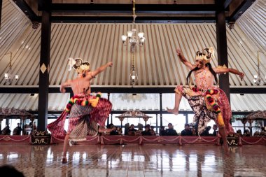 Geleneksel Cava Dasakendra Dans Performansı 7 Ekim 2023 Kraton Yogyakarta, Endonezya 'da Setyaki' ye karşı