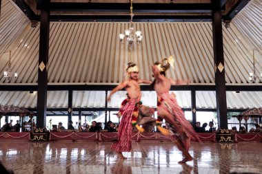 Dasakendra ve Setyaki, Wayang Wong Dans Performansı sırasında 7 Ekim 2023 'te Kraton Yogyakarta, Endonezya' da Dinamik Savaş sırasında