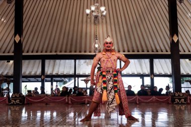 Wayang Wong Mahabharata 'daki Uçan Savaşçı Gathutkaca Kraton Yogyakarta, Yogyakarta Şehri, Endonezya, 7 Ekim 2023