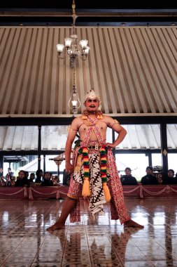 Gathutkaca Savaşçısı Wayang Wong Mahabharata 'da canlandırıldı Kraton Yogyakarta Sarayı, Yogyakarta Şehri, Endonezya, 7 Ekim 2023