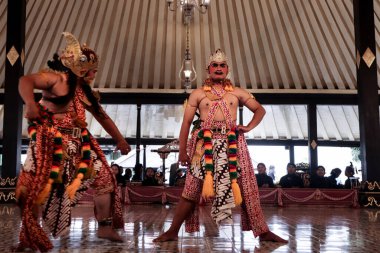 Bomakendra, Wayang Wong Mahabharata 'da Gathutkaca ile yüzleşir. Yogyakarta Sarayı, Yogyakarta Sarayı, Endonezya, 7 Ekim 2023