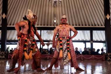 Wayang Wong Mahabharata Düellosu Bomakendra ve Gathutkaca arasında Kraton Yogyakarta Sarayı, Yogyakarta Şehri, Endonezya, 7 Ekim 2023