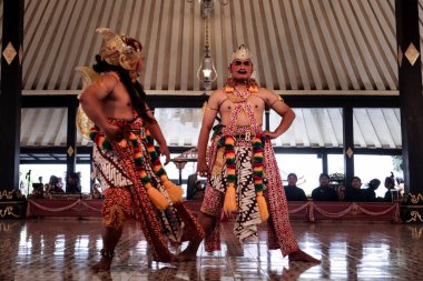 Wayang Wong Dans Tiyatrosu Bomakendra 'yı gösteriyor Mahabharata' dan Gathutkaca ile yüzleşiyor Kraton Yogyakarta Sarayı, Yogyakarta Şehri, Endonezya, 7 Ekim 2023