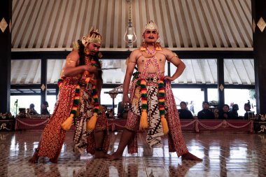 Bomakendra ve Gathutkaca Düellosu Wayang Wong Performansı Alap Alapan Siti Sendari Mahabharata, Kraton Yogyakarta, Yogyakarta City, Endonezya, 7 Ekim 2023