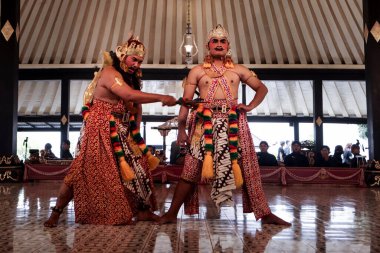 Bomakendra, Wayang Wong Performansı Alap Alapan Siti Sendari, Mahabharata Story, Kraton Yogyakarta, Yogyakarta City, Endonezya 'da Gathutkaca' yı bıçakladı, 7 Ekim 2023
