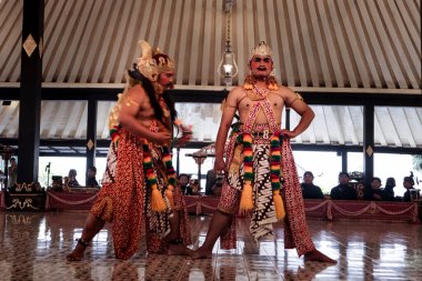 Gathutkaca Bomakendra 'ya karşı: Alap Alapan Siti Sendari' nin Efsanevi Wayang Wong Dans Draması, Yogyakarta, Endonezya, 7 Ekim 2023