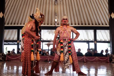 Gathutkaca, Wayang Wong Performansı, Yogyakarta, Endonezya 'da Bomakendra' ya karşı 7 Ekim 2023 'te güçlü bir şekilde savundu.