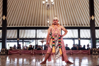 Gathutkaca in Majestic Stance during Wayang Wong Performance, Yogyakarta, Endonezya, 7 Ekim 2023