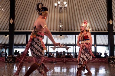 Dewi Suprabawati Wayang Wong Mahabharata 'da Arjuna ile karşılaşır. Yogyakarta Sarayı, Yogyakarta, Endonezya, 7 Ekim 2023