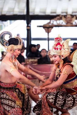 Wayang Wong Mahabharata 'daki Arjuna ve Dewi Suprabawati' nin Romantik El Hareketleri Dansı Kraton Yogyakarta Sarayı, Yogyakarta, Endonezya, 7 Ekim 2023