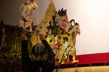 Genç Endonezyalı Dalanesyan Cilik Wayang Kulit Kukla Tiyatrosu, Küçük Cava Çocuk Ustası Sanatçı Geleneksel Blangkon Kostümü, Yogyakarta Kültürel Turizm Gösterisi Miras Sahnesi