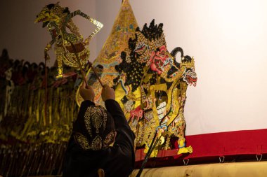 Yetenekli Endonezyalı Çocuk Dalang Cilik Sahnede Geleneksel Wayang Kulit Gölge Kuklası, Adat Kostümünde Genç Cava Sanatçısı, Yogyakarta Endonezya 'da Kültürel Turizm Mirası