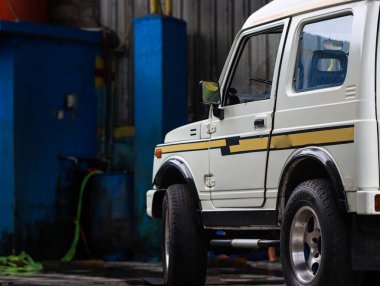 Endonezya 'nın Yogyakarta şehrinde 2 Aralık 2023' te araba yıkama servisinde temizlenen klasik beyaz arazi aracı.