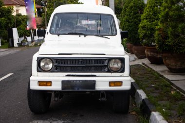 Klasik Beyaz Kompakt SUV Jimny Katana Önden Görünümü Residential Caddesi, Yogyakarta, Endonezya, 6 Nisan 2024