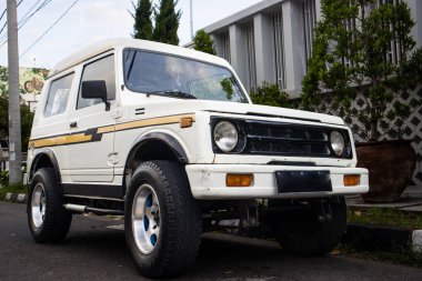 Perspektif Üç Çeyrek Klasik Beyaz Kompakt SUV Jimny Katana Spor Sarı Çizgili, Yogyakarta, Endonezya, 6 Nisan 2024