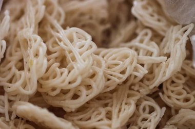 Ham Turuncu Çiçek Şekilli Tapioka Krakerleri 'nin tam Çerçeve Makro Dokusunu, Yaratıcı Asya Gastronomi Tasarımı ve Geleneksel Mutfak Konsepti için Pişmemiş Krupuk Arkaplanı