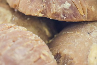 Geleneksel Hindistan Cevizi Palmiye Şekeri Gula Jawa 'nın Macro Dokuları, Gastronomi Mutfak Sanatları ve Sağlıklı Tatlandırıcı Kavramları İçin İşlenmemiş Esmer Şeker Kristalleri Arkaplanı