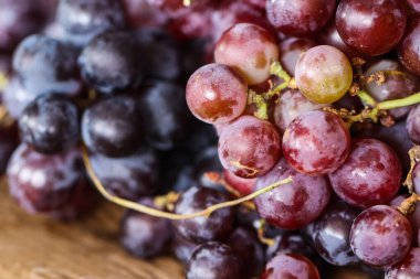 Otantik Taze Üzümler Bunch Macro Detayları, Sağlıklı Antioksidan Sağlıklı Süper Gıda, Doğal Çiçekli Kırmızı ve Siyah Üzümlerin Kapanışı, Beslenme ve Gastronomi İçin Organik Meyve Arkaplanı