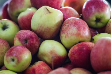Bir Yığın İçinde Taze Organik Kırmızı ve Yeşil Elmalar Dengeli Diyet ve Sağlıklı Yaşam Tarzı İçin Sağlıklı Besleyici Meyve Dokusunu Kapatın